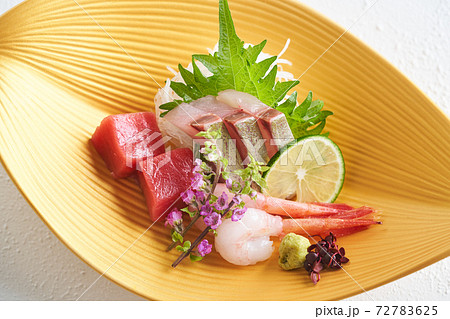刺身三点盛り(縞鯵 本鮪 甘海老) 刺身三点盛り(縞鯵 本鮪 甘海老) 72783625