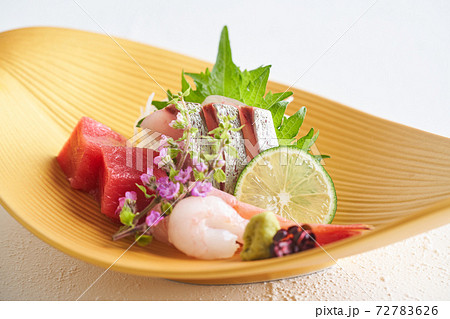 刺身三点盛り（縞鯵　本鮪　甘海老） 72783626