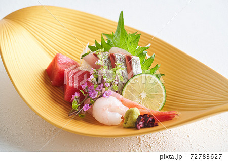 刺身三点盛り(縞鯵 本鮪 甘海老) 刺身三点盛り(縞鯵 本鮪 甘海老) 72783627