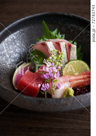 刺身三点盛り(縞鯵 本鮪 甘海老) 刺身三点盛り(縞鯵 本鮪 甘海老) 72783743