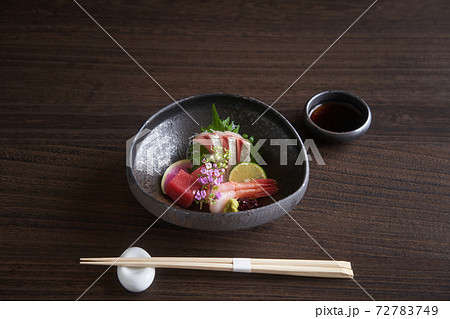 刺身三点盛り（縞鯵　本鮪　甘海老） 72783749