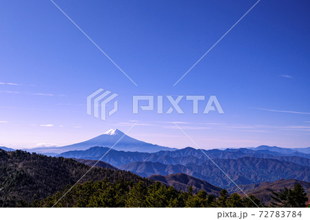 大菩薩・御坂の山並みと雪化粧する富士山 大菩薩・御坂の山並みと雪化粧する富士山 72783784