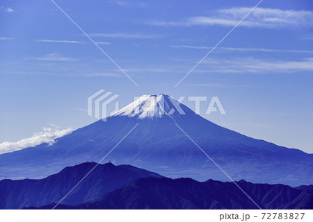 御坂の山並みと雪化粧する富士山 御坂の山並みと雪化粧する富士山 72783827