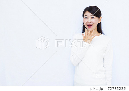 30代女性 白バック ポートレート 72785226