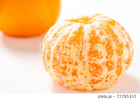 皮をむいたみかん。(白バック)の写真素材 [72785315] - PIXTA