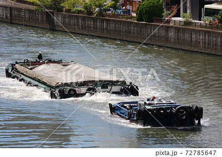 寝屋川を航行する船 72785647