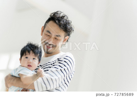 赤ちゃんを抱っこする父親 赤ちゃんを抱っこする父親 72785689