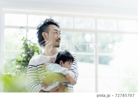 赤ちゃんを抱っこする父親 赤ちゃんを抱っこする父親 72785707