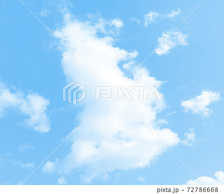 青空と雲 リアル 晴れ 背景 素材のイラスト素材