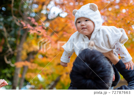 家族写真 8ヶ月の乳児 紅葉 家族写真 8ヶ月の乳児 紅葉 72787663
