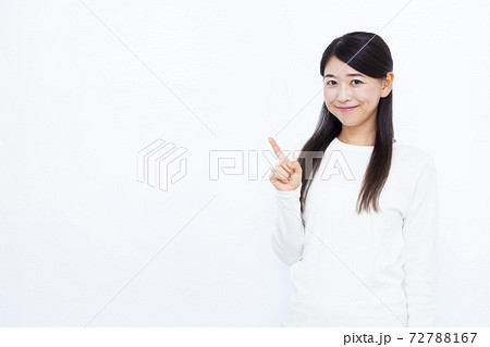 30代女性 白バック ポートレート 72788167