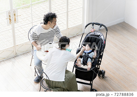 カフェでお茶する子連れ家族_8ヶ月児 カフェでお茶する子連れ家族_8ヶ月児 72788836