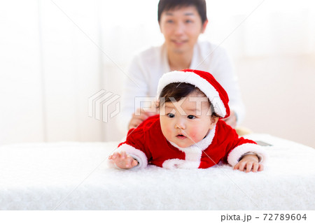 ファミリー写真　子供サンタ　8ヶ月の乳児　 72789604