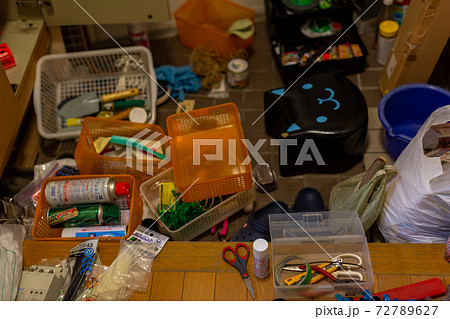 ゴミ部屋 玄関 工具の整理の写真素材