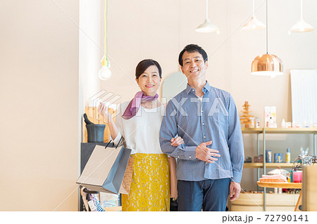 買い物するミドル夫婦　撮影協力：g GIFT AND LIFESTYLE 72790141