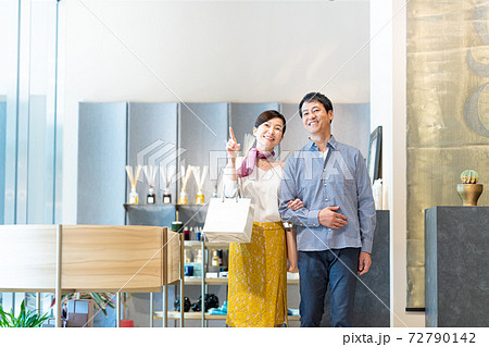 買い物するミドル夫婦　撮影協力：g GIFT AND LIFESTYLE 72790142