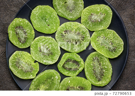 slices of dried kiwi fruit 72790653