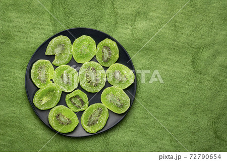slices of dried kiwi fruit 72790654