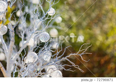 ガラス玉で飾られた白い木 72790871