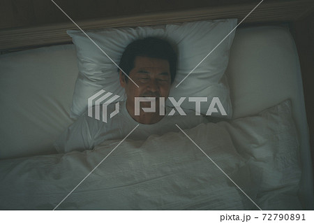 中高年が快眠 72790891
