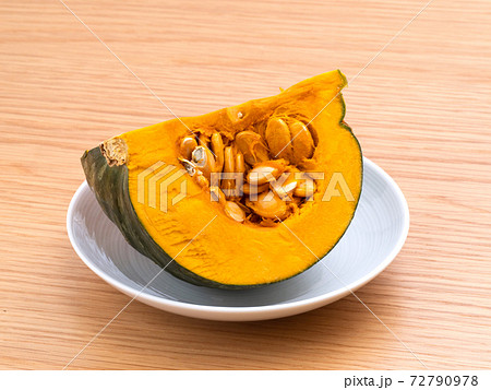 四等分したカボチャ  72790978