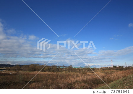 神通川の河川敷と青空_冬(富山県 富山市) 神通川の河川敷と青空_冬(富山県 富山市) 72791641