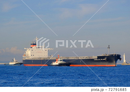 大阪港に朝日を浴びて入港する貨物船 72791685