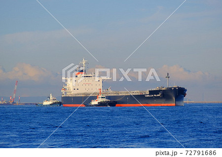 大阪港に朝日を浴びて入港する貨物船 72791686