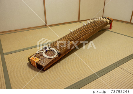 和室に置かれた箏 72792243