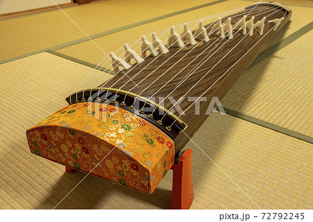 畳の上に置かれた箏 72792245