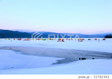 北海道　阿寒湖上のワカサギ釣りテント 72792303