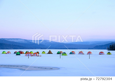 北海道　阿寒湖上のワカサギ釣りテント 72792304