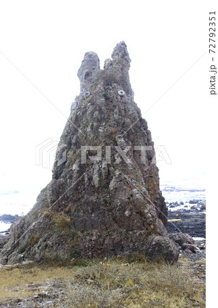 雪がかかる 能登半島 門前地区の剱地権現岩(トトロ岩) 雪がかかる 能登半島 門前地区の剱地権現岩(トトロ岩) 72792351