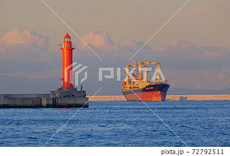 朝焼けの中を大阪港に入港する貨物船 72792511