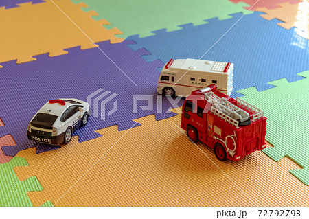 カラフルなマットとおもちゃの車 カラフルなマットとおもちゃの車 72792793