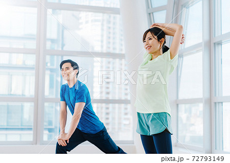 運動する男女 72793149