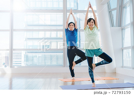 運動する男女 72793150