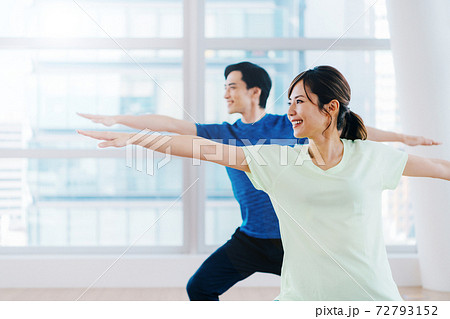 運動する男女 72793152