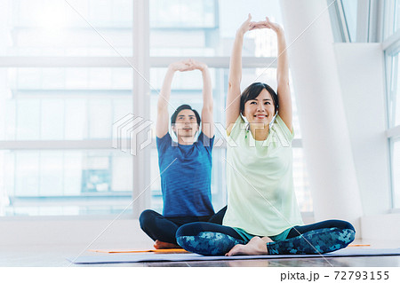 運動する男女 72793155