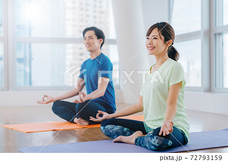 運動する男女 72793159