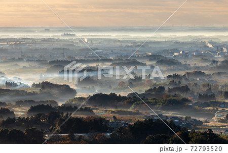 茨木県かすみがうら市三ツ石森林公園から朝もやと光芒 72793520