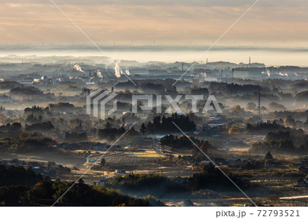 茨木県かすみがうら市三ツ石森林公園から朝もやと光芒 72793521