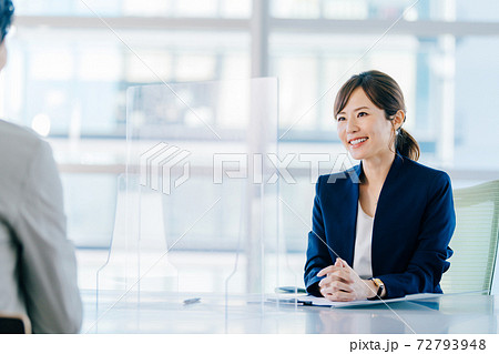 ビジネスシーン　飛沫防止　パーテーション 72793948