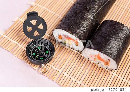 【節分イメージ 海鮮恵方巻と方位磁石】 【節分イメージ 海鮮恵方巻と方位磁石】 72794034
