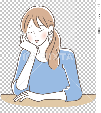 目を閉じて悩む女性 72794081