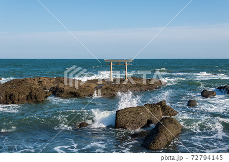 荒れた海に鎮座する神磯鳥居 の写真素材 72794145 Pixta