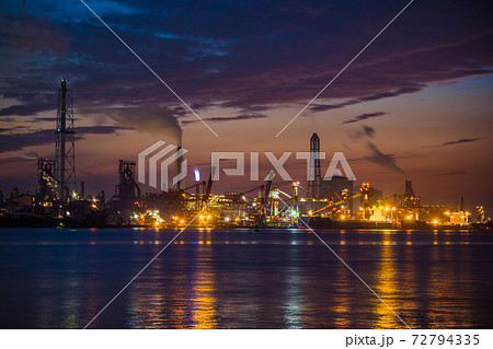 【京葉工業地域 新日鐵住金君津製鐵所の夕景シルエット】 【京葉工業地域 新日鐵住金君津製鐵所の夕景シルエット】 72794335