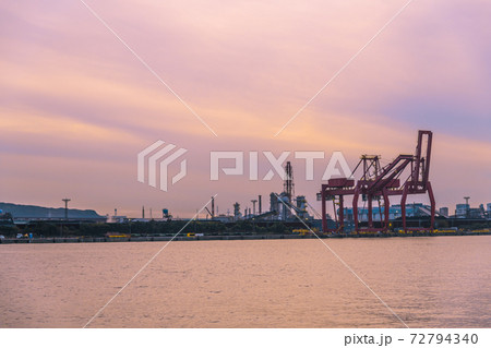 【京葉工業地域 新日鐵住金君津製鐵所の夕景シルエット】 【京葉工業地域 新日鐵住金君津製鐵所の夕景シルエット】 72794340