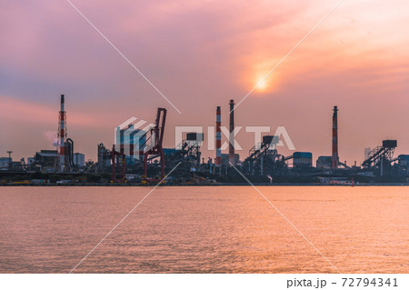 【京葉工業地域 新日鐵住金君津製鐵所の夕景シルエット】 【京葉工業地域 新日鐵住金君津製鐵所の夕景シルエット】 72794341