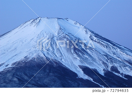 厳冬の富士山と山中湖 72794635